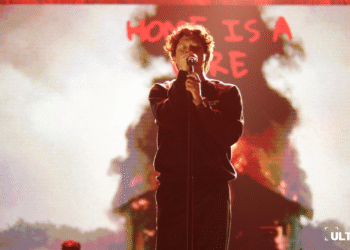 Baskara Putra vokalis Hindia saat membawakan lagu “Rumah ke Rumah” dalam konser Pesta Bebas Berselancar 2025 pada Sabtu (19/07/2025). (ULTIMAGZ/Andita Chayara)