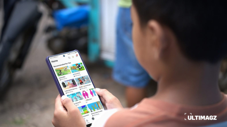 Ilustrasi seorang anak bermain Roblox di gawainya. (ULTIMAGZ/Tiffany Michiko P.)