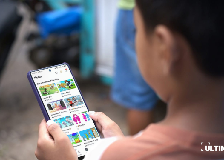 Ilustrasi seorang anak bermain Roblox di gawainya. (ULTIMAGZ/Tiffany Michiko P.)