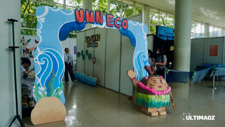 Pameran yang digelar sebagai rangkaian penutup UMN ECO berlangsung di Lobi B, Universitas Multimedia Nusantara, pada Senin (17/11/25). (ULTIMAGZ/Putri C. Valentina)