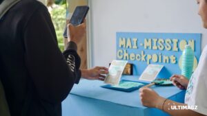 Pengunjung melakukan checkpoint sebagai penanda bahwa mereka telah menyelesaikan misi dalam pameran. (ULTIMAGZ/Putri C. Valentina)