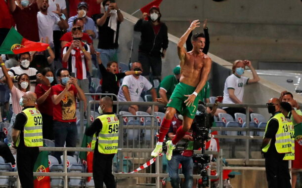 World Cup - UEFA Qualifiers - Group A - Portugal v Republic of Ireland Selebrasi ikonik Cristiano Ronaldo usai cetak gol keduanya dalam laga Irlandia vs Portugal di Kualifikasi Piala Dunia pada 2 September 2021 di Faro, Portugal. (Foto: Reuters)
