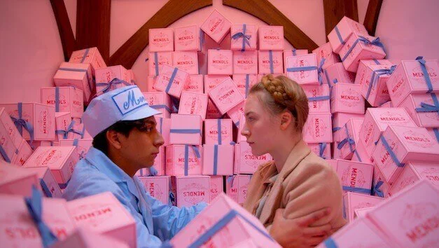 Skema Warna Khas Wes Anderson dalam The Grand Budapest Hotel (2014) (studiobinder.com)
