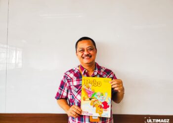 Johny Natu sedang memegang salah satu edisi majalah Bobo. (ULTIMAGZ/Justine Dave Martambun)