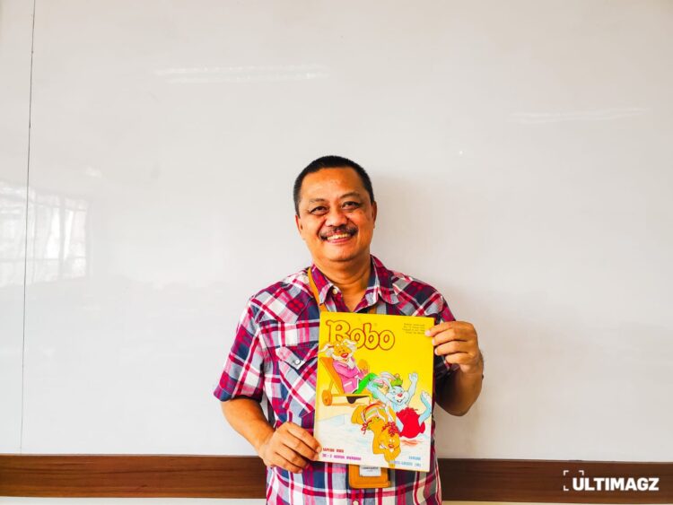 Johny Natu sedang memegang salah satu edisi majalah Bobo. (ULTIMAGZ/Justine Dave Martambun)