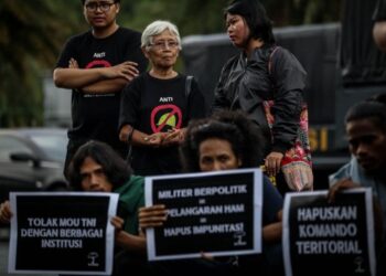 Foto Sumarsih bersama aktivis yang mengikuti aksi kamisan di depan Istana Merdeka, Gambir, Jakarta Pusat. (Kompas.com)