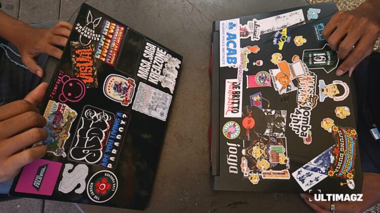 Stiker laptop. (ULTIMAGZ/Foto: Febrian Dwianto)