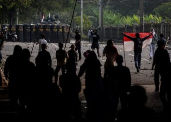 Demonstran menghadapi kepolisian di Jakarta pada Senin (25/8/2025). (tirto.id)