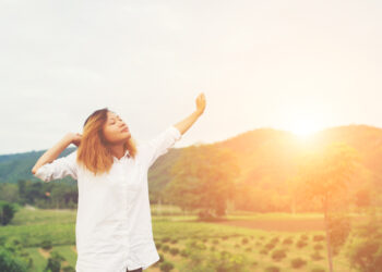 Ilustrasi pancaran sinar matahari di pagi hari. (Freepik/jcomp)