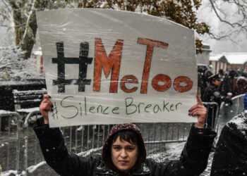 Seseorang membawa tulisan saat unjuk rasa #MeToo pada 2018. (Getty Images/Stephanie Keith)