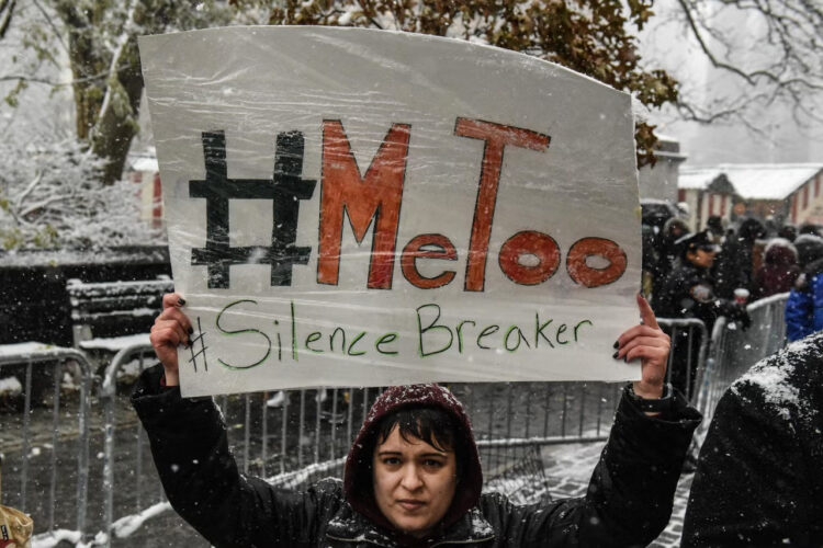 Seseorang membawa tulisan saat unjuk rasa #MeToo pada 2018. (Getty Images/Stephanie Keith)