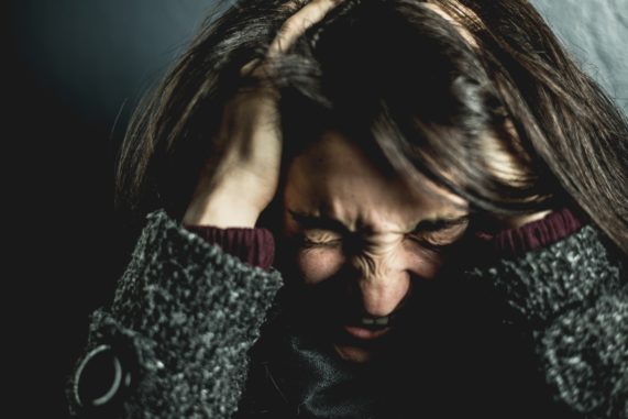 catastrophic thinking Ilustrasi seseorang yang tenggelam memikirkan skenario terburuk. Catastrophic Thinking. (Foto: pexels.com)
