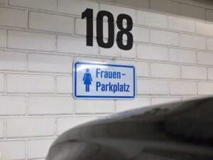 tanda ladies parking di Jerman