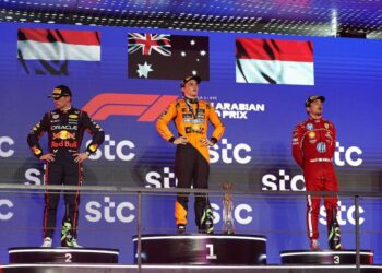 Oscar Piastri, Max Verstappen, dan Charles Leclerc berdiri di atas podium pada balapan F1 Grand Prix Saudi Arabia. (autosport.com)