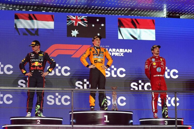 Oscar Piastri, Max Verstappen, dan Charles Leclerc berdiri di atas podium pada balapan F1 Grand Prix Saudi Arabia. (autosport.com)