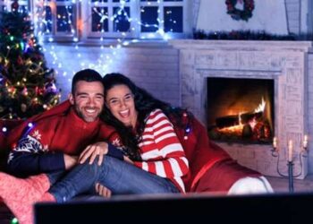 Ilustrasi menonton film saat natal. (famisafe.wondershare.com)