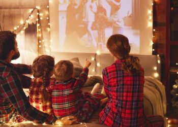 Momen kebersamaan saat menikmati tontonan bersama di tengah dekorasi hangat khas Natal. (crosswalk.com)