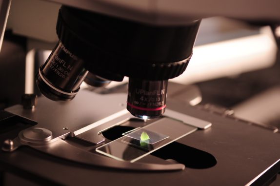 close-up-of-microscope-256262 Ilustrasi penemuan sains. (Foto: pexels.com)