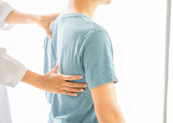 Ilustrasi seseorang yang melakukan terapi chiropractic. (freepik/jcomp)