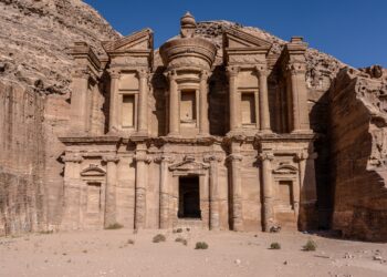Potret bangunan bersejarah dari Yordania, Petra. (Freepik/wirestock)