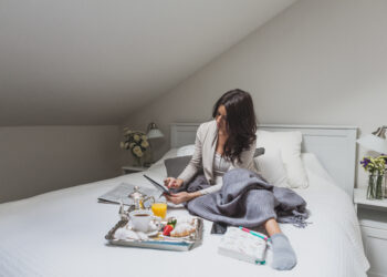 Ilustrasi hidup sendirian sebagai anak kos. (freepik.com)