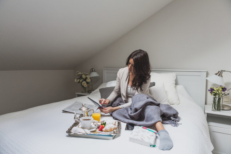 Ilustrasi hidup sendirian sebagai anak kos. (freepik.com)