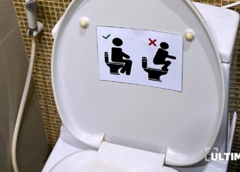 Foto ilustrasi dengan larangan jongkok di toilet duduk. (ULTIMAGZ/Putri C. Valentina)