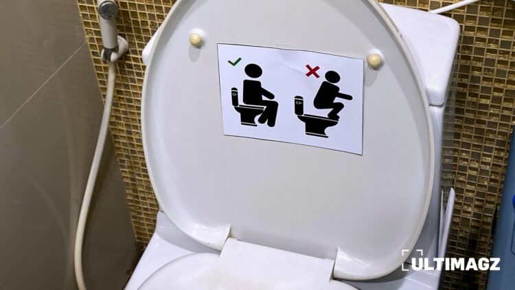 Foto ilustrasi dengan larangan jongkok di toilet duduk. (ULTIMAGZ/Putri C. Valentina)