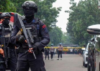 Polri menjaga lokasi terjadinya bom bunuh diri.