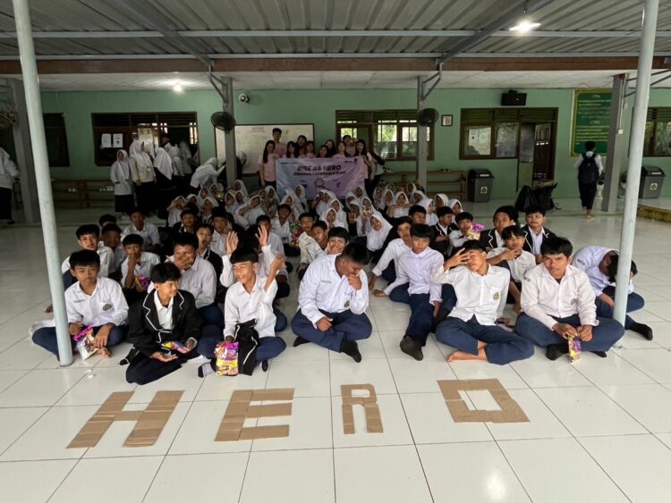 Sesi foto bersama DEBUT 3.0 dengan para siswa MTs Raudlatul Irfan. (DEBUT 3.0)