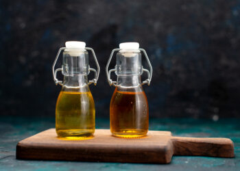 Perbandingan antara minyak goreng baru dan minyak jelantah. (Freepik/KamranAydinov)