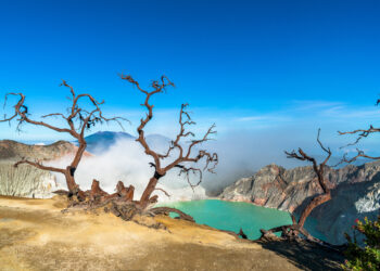 Ilustrasi pemandangan dari puncak Kawah Ijen. (freepik/jcomp)
