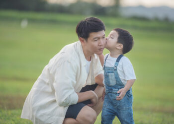 Ilustrasi ayah dan anak yang saling menyayangi pada Hari Ayah Nasional. (freepik/jcomp)