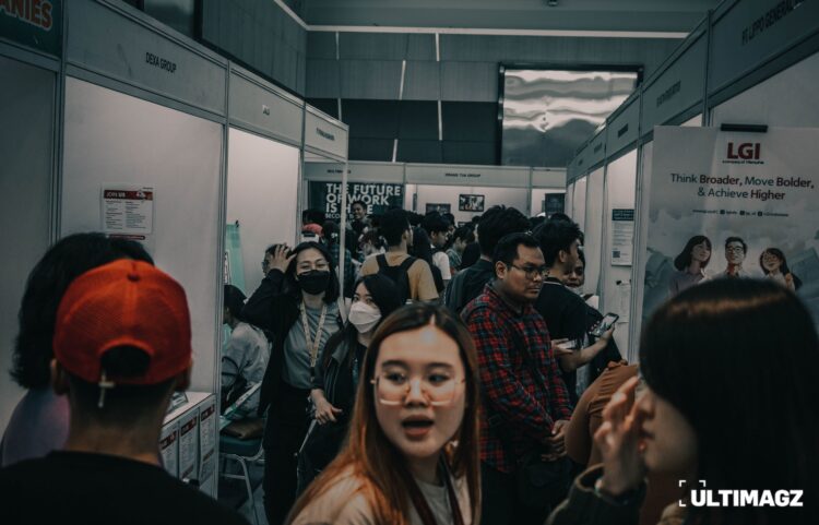 Padatnya pengunjung pada Event Career Day UMN 2023 yang dilaksanakan pada Selasa (21/11/2023) dan Rabu (22/11/2023) di Function Hall, UMN. (ULTIMAGZ/Ryan Richardo)