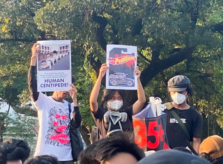 Poster pada Aksi Kamisan ke-876 (04/09/25), memperingati teman-teman yang gugur. (ULTIMAGZ/Radella Dagna)