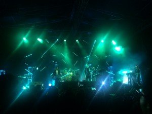 Suasana konser M83 didukung tata panggung dengan lampu-lampu yang berwarna.