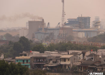 Asap pabrik industri menjadi salah satu penyumbang polusi udara di Jakarta. (Foto: Muhammad Daffa Abyan).