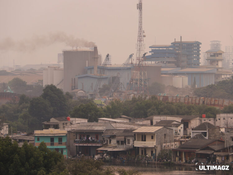 Asap pabrik industri menjadi salah satu penyumbang polusi udara di Jakarta. (Foto: Muhammad Daffa Abyan).