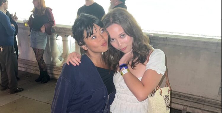 Foto Beabadoobee (kiri) dengan Laufey (kanan). (Instagram/radvxz)