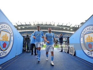Rodrigo (Kiri) dan Sergio Aguero (Kanan) memasuki lorong Stadion Etihad setelah Manchester City berhasil mengalahkan Everton dengan skor telak 5-0 (Foto: Tom Flathers/Manchester City FC via Getty Images)