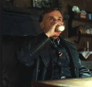 Karakter Hans Lada (Christoph Waltz) di "Inglorious Basterds" (2009). (imdb.com)