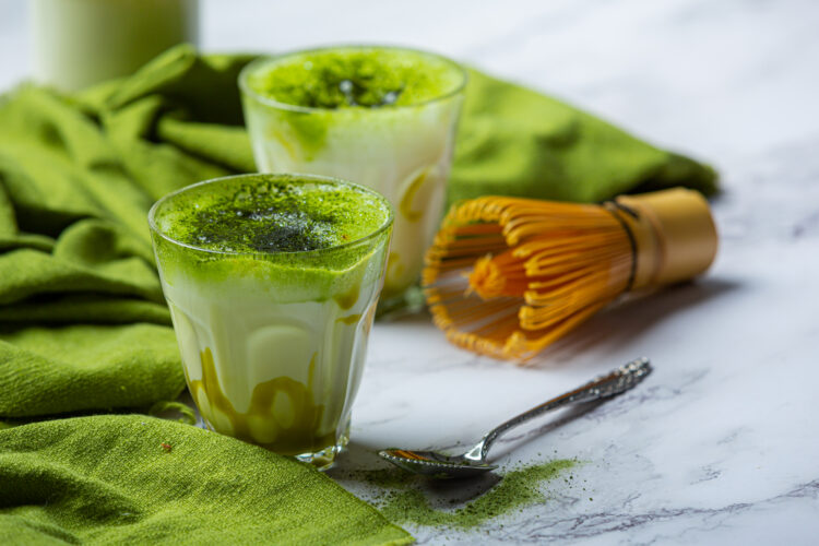 Foto segelas matcha di atas meja. (freepik.com)