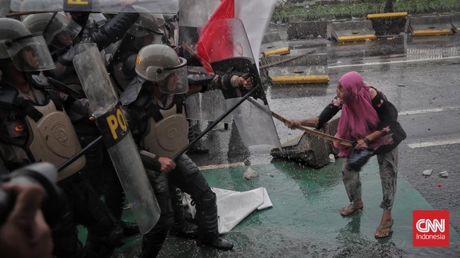 Foto Ibu Ana dengan aparat keamana pada demo 28 Agustus lalu. (cnnindonesia.com)