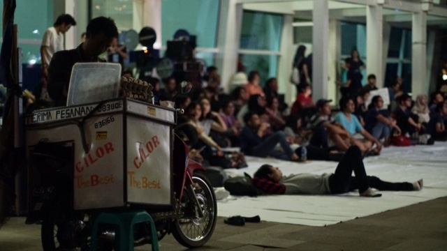 Suasana Lawas Saat Pemutaran Layar Tancap UMN Screen