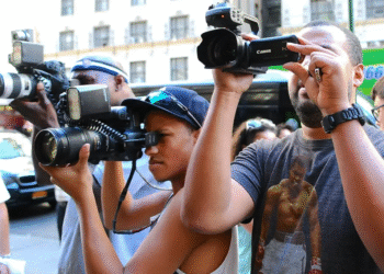 Sekelompok paparazi tengah mengabadikan momen. (nypost.com)