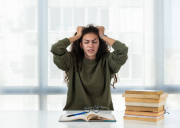 Ilustrasi seorang mahasiswa stres saat mengerjakan tugasnya karena tidak dapat mengatur waktu. (iStock)