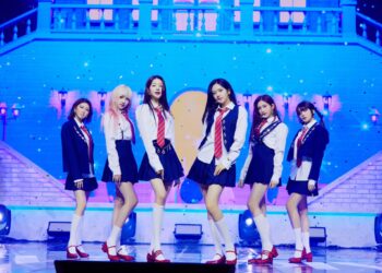 Girl grup asuhan Starship Entertainment, IVE yang baru saja comeback dengan single "LOVE DIVE" pada Selasa (05/04/22)