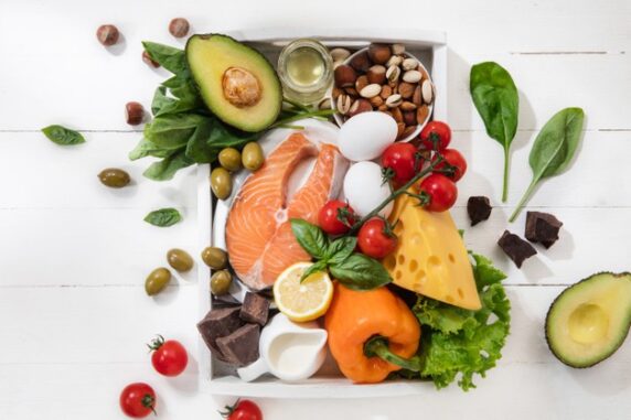 ketogenic-low-carbs-diet-food-selection-white-wall_155003-27734_58_20210505122040 4 Makanan yang Baik untuk Tubuh Setelah Vaksin Covid-19 (ULTIMAGZ)
