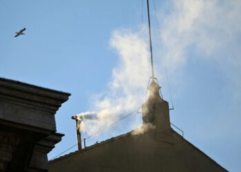 Asap putih yang mengepul di cerobong asap Kapel Sistina, Vatikan. (kompas.com)