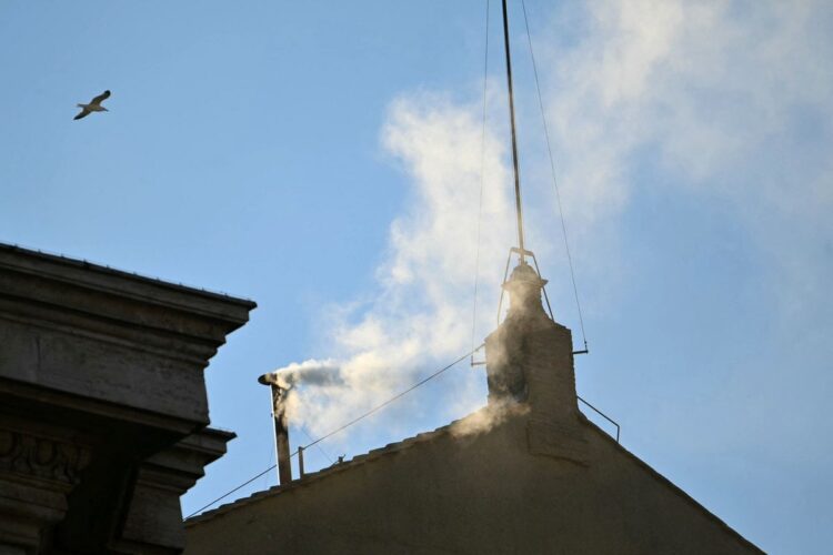 Asap putih yang mengepul di cerobong asap Kapel Sistina, Vatikan. (kompas.com)